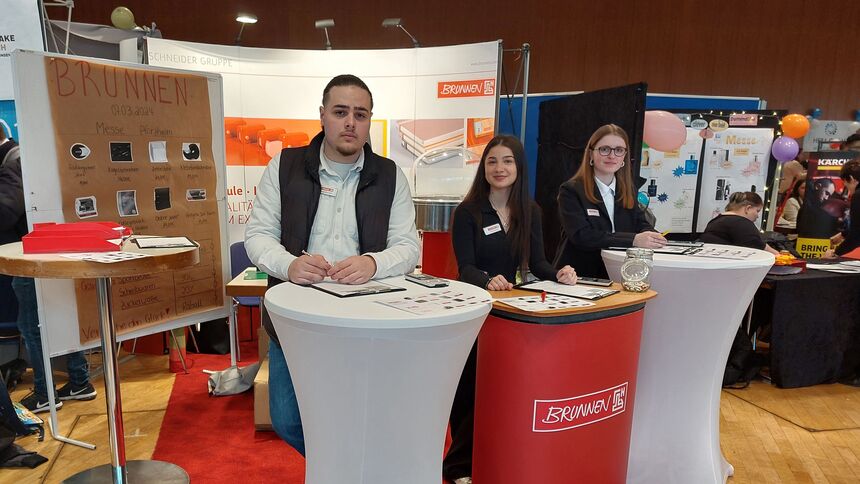 Musa, Aytül und Aaliyah am Messestand