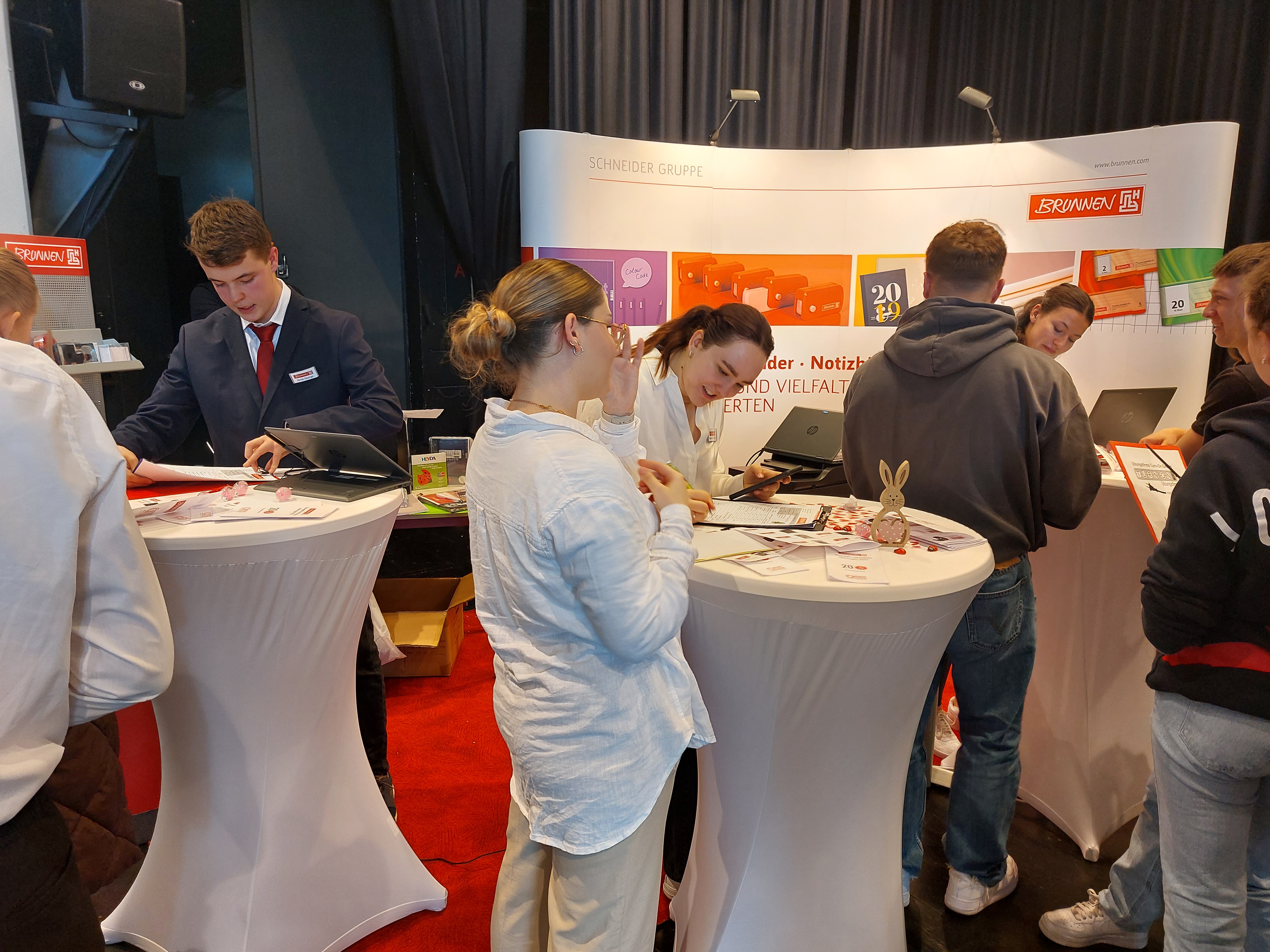 Jonas, Naemi und Alina bei der Arbeit